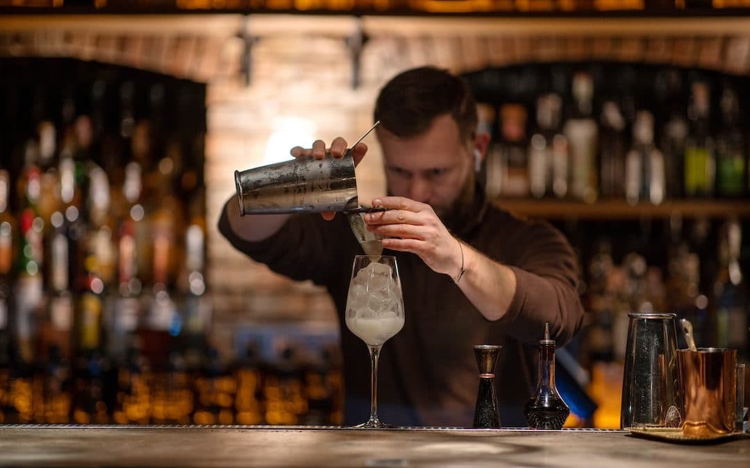 Bartender vs Mixologist: What’s the Difference and Which to Hire