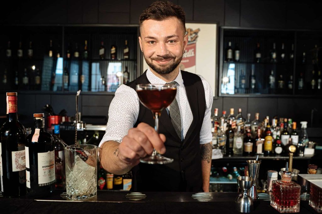 Hire Bartender in a snap for wedding parties